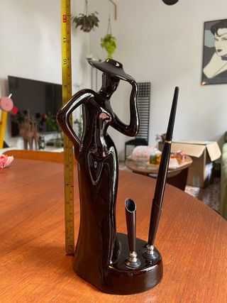 Figura vintage de escritorio con bolígrafo  