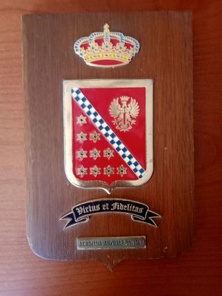 Escudo Academia Auxiliar Militar, en Villaverde