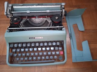 MÁQUINA DE ESCRIBIR OLIVETTI LETTERA 32