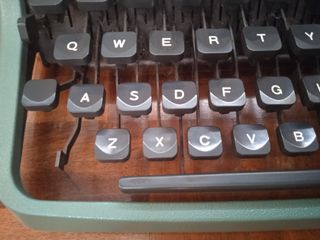 MÁQUINA DE ESCRIBIR OLIVETTI LETTERA 32