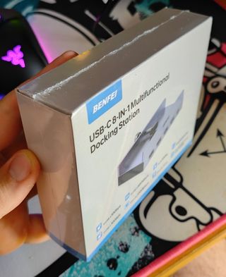 Hub USB-C BENFEI 8 en 1 acoplable a escritorio
