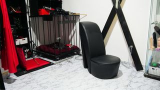 Jaula grande roja y negra