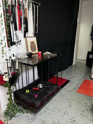 Jaula grande roja y negra