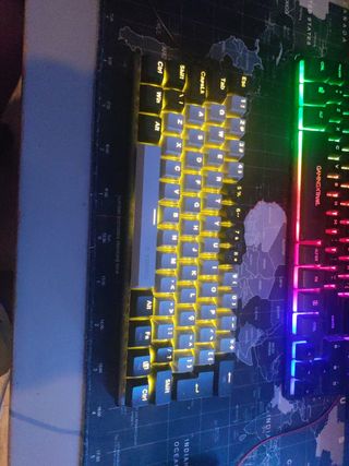 Teclado mecánico 60% azul y amarillo