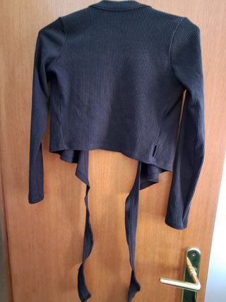 Top corto negro atado