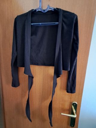 Top corto negro atado