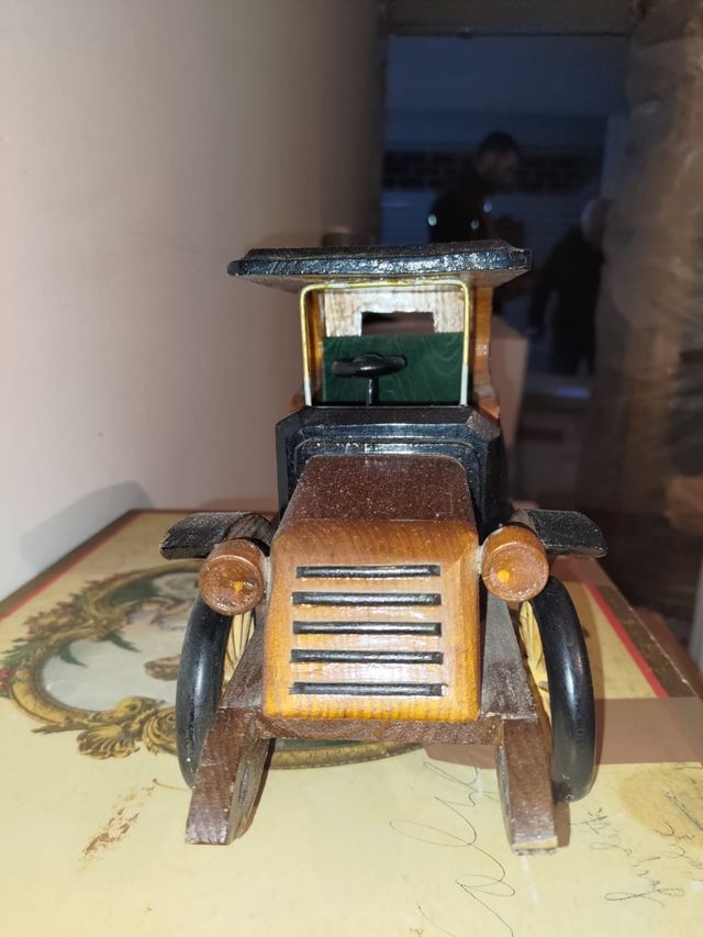 Auto d'epoca in legno