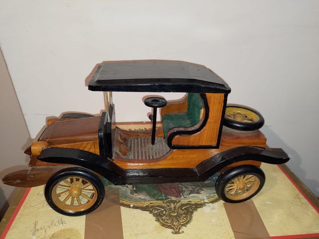 Auto d'epoca in legno