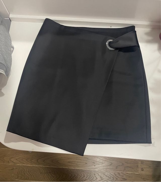 Minifalda de diseño de Raso Mango negra