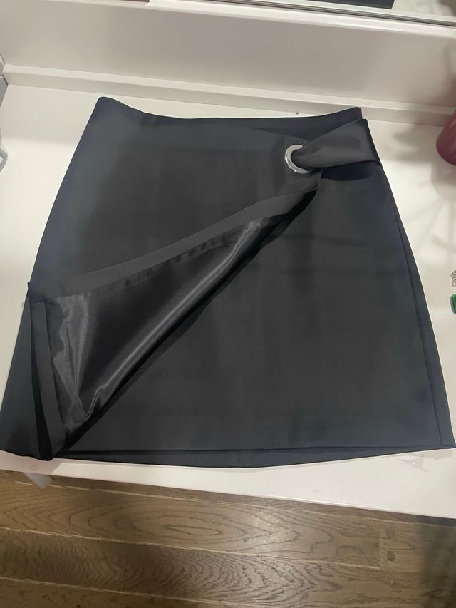 Minifalda de diseño de Raso Mango negra