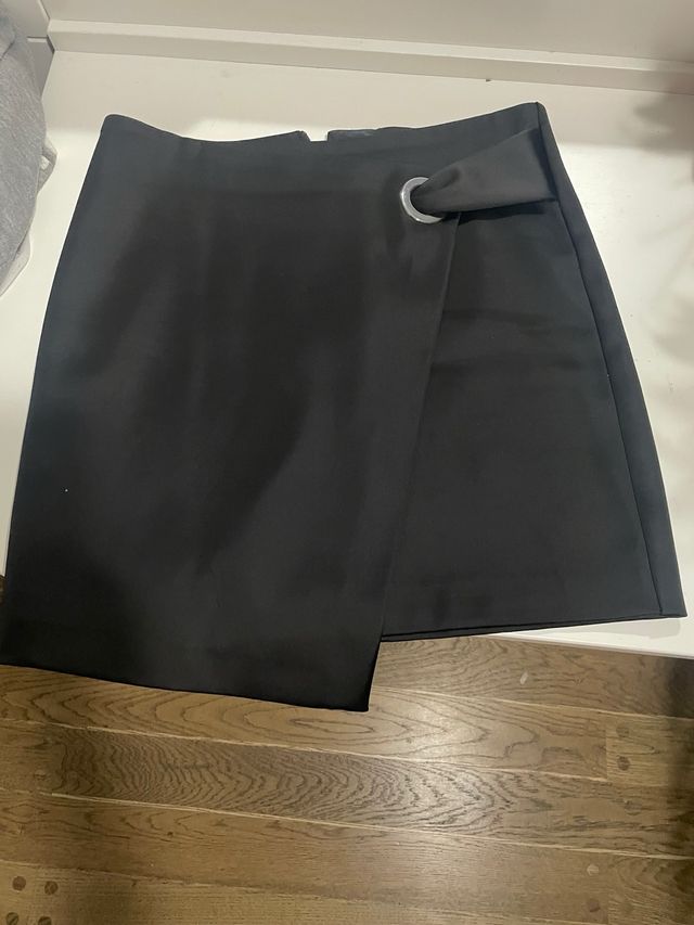 Minifalda de diseño de Raso Mango negra