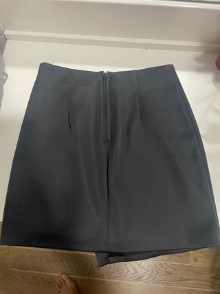 Minifalda de diseño de Raso Mango negra