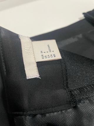 Minifalda de diseño de Raso Mango negra