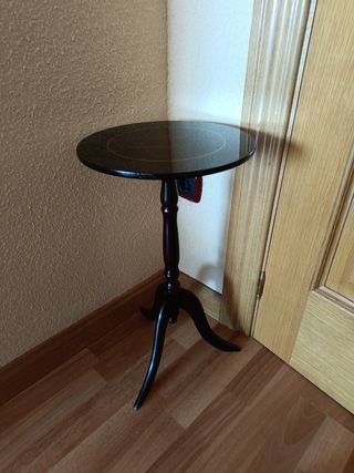 Mesita de madera negra.