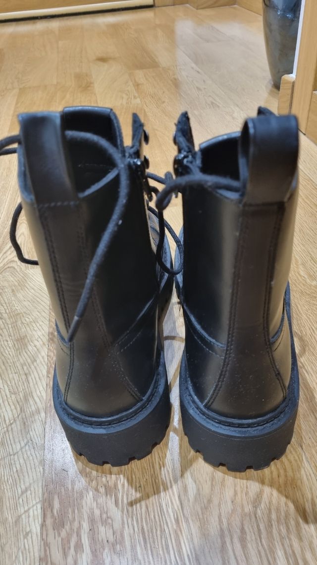 Botas negras estilo Dr. Martens