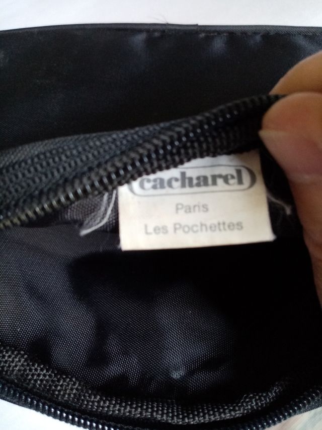 Pochette Cacharel nera e multicolor