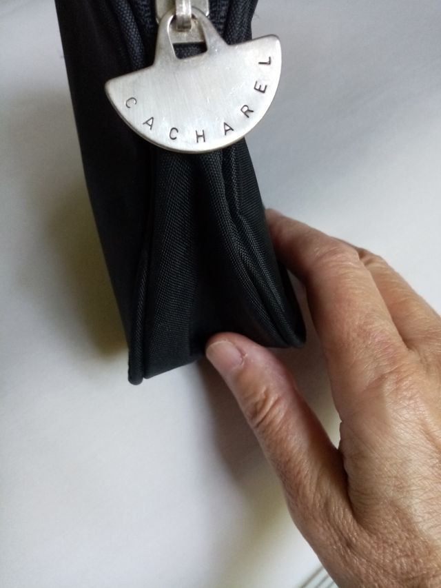 Pochette Cacharel nera e multicolor