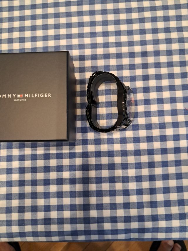 Reloj Tommy Hilfiger negro nuevo negro mate.