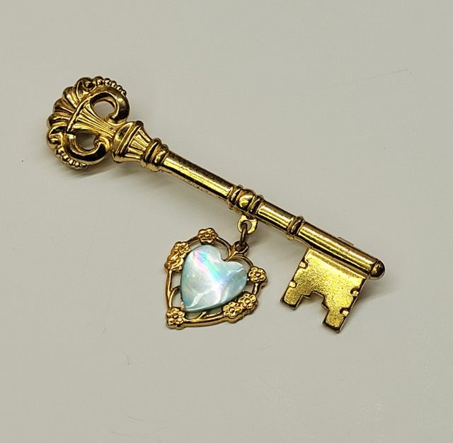 Broche llave corazón dorado