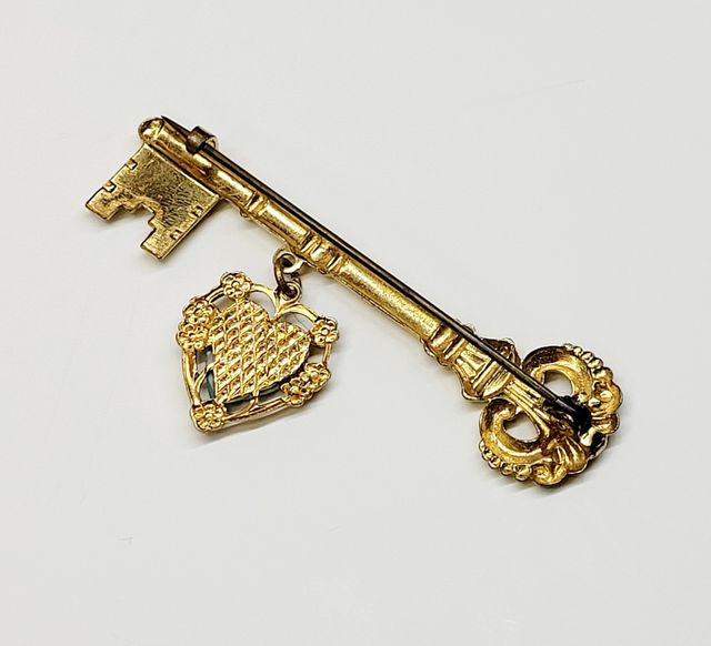 Broche llave corazón dorado
