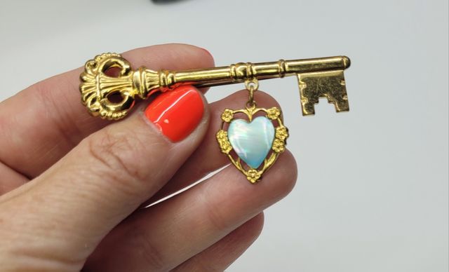 Broche llave corazón dorado