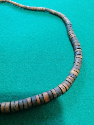 Gargantilla azul de madera