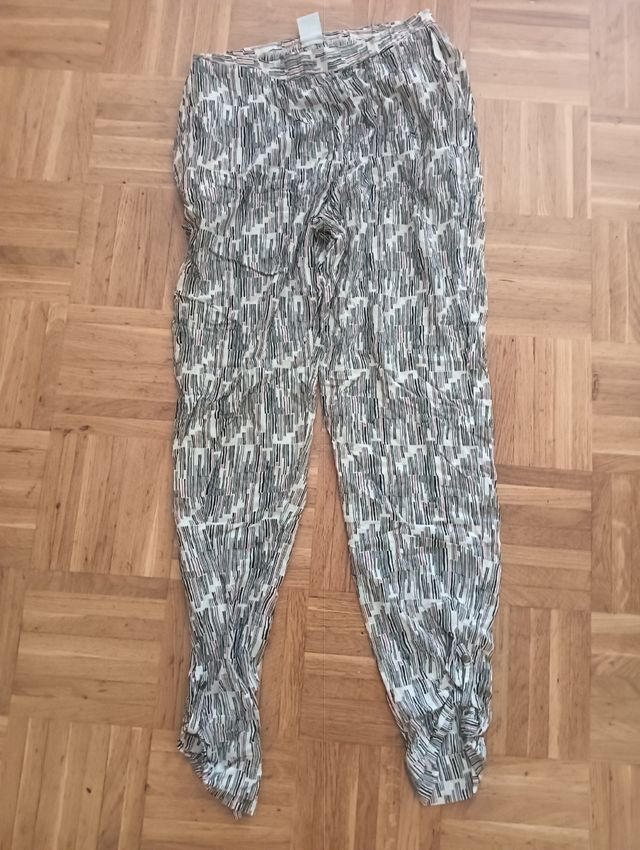 Pantalón estampado blanco y negro