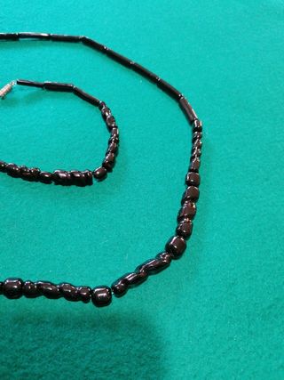 Collar y pulsera negros