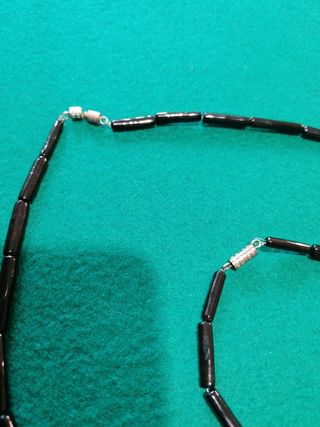Collar y pulsera negros