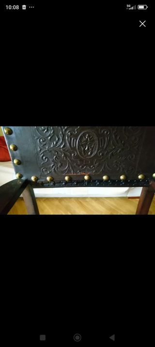 Sillón antiguo de madera y cuero