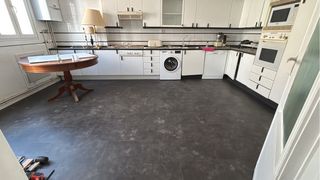 Tarima flotante y vinilicos 
acuchillado y barniza