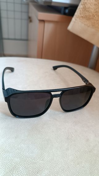 Gafas sol negras modernas