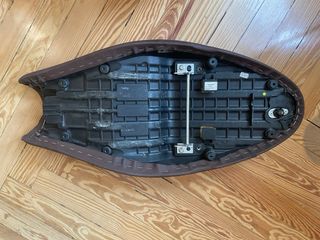 Sillín moto marrón triumph