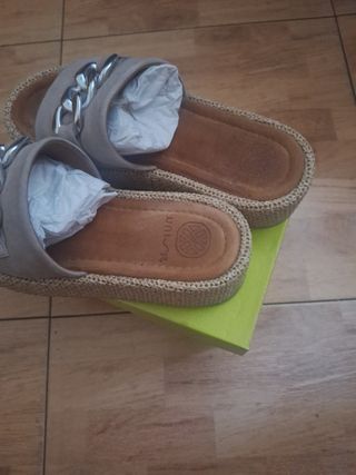 Zuecos Unisa beige plataforma