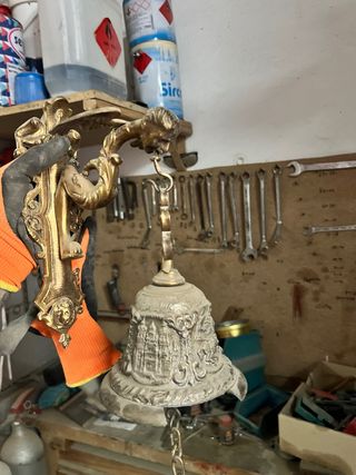 Campana bronce antigua con soporte