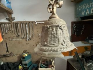 Campana bronce antigua con soporte