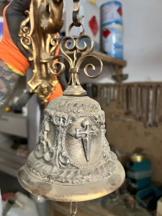 Campana bronce antigua con soporte