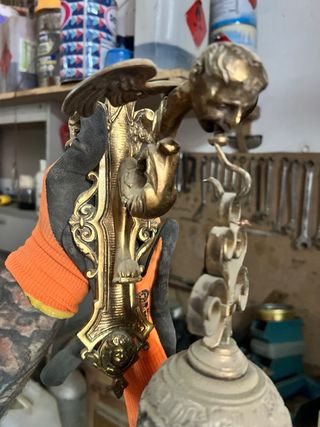 Campana bronce antigua con soporte