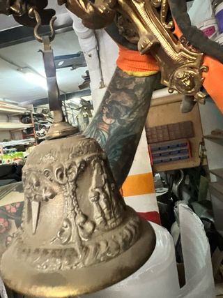 Campana bronce antigua con soporte