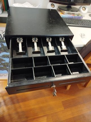 Cajón portamonedas metálico en buenas condiciones.