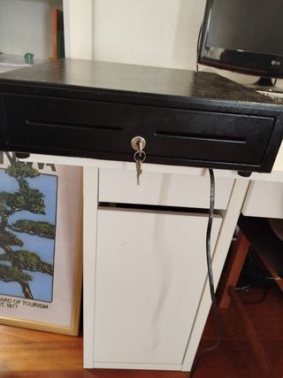 Cajón portamonedas metálico en buenas condiciones.