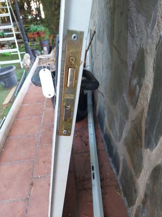 Puerta blanca contra incendios