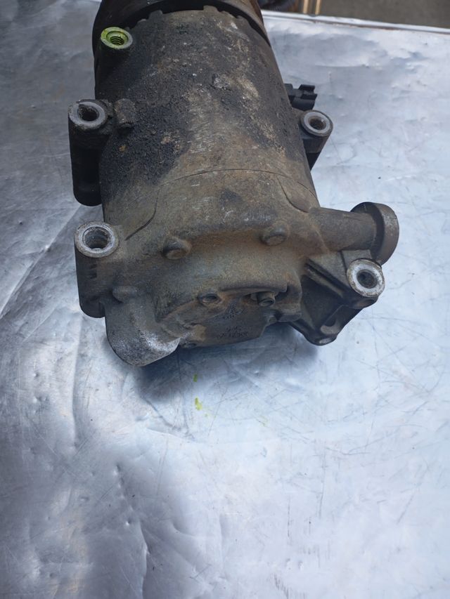 Compresor A/C 19D629 usado