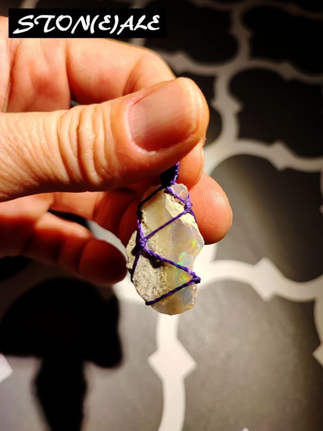 ciondolo con opale Welo ingabbiato