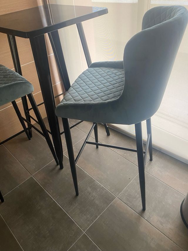 Mesa alta 60x60x100+ 2 sillas terciopelo 