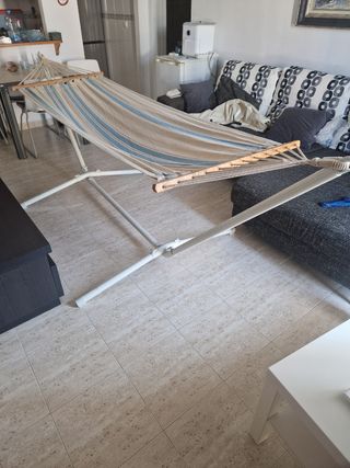 Hamaca blanca a rallas azules con soporte