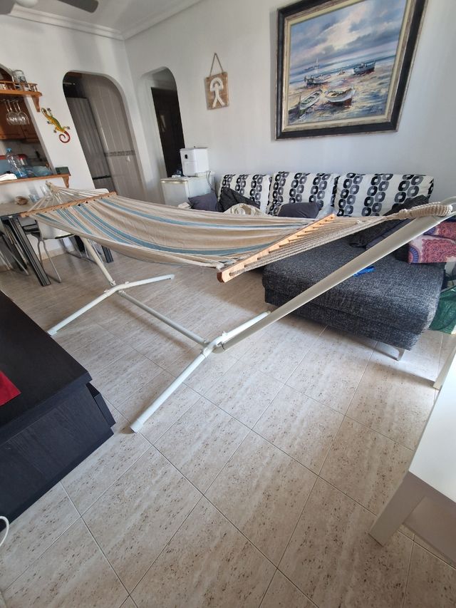 Hamaca blanca a rallas azules 
con soporte