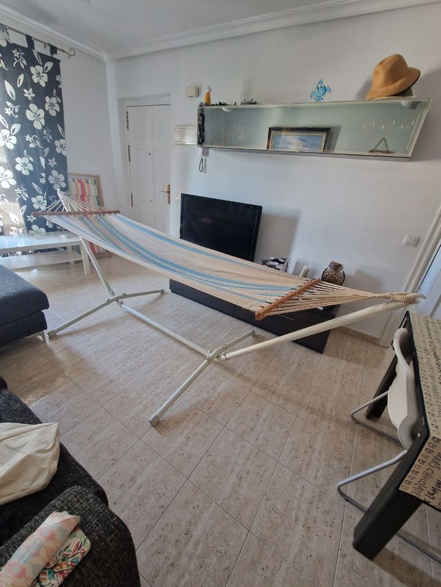 Hamaca blanca a rallas azules 
con soporte