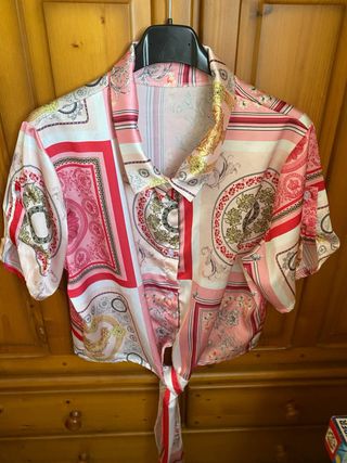 Blusa estampada rosa lazo cintura.