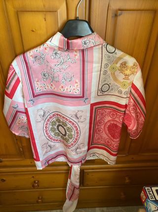 Blusa estampada rosa lazo cintura.